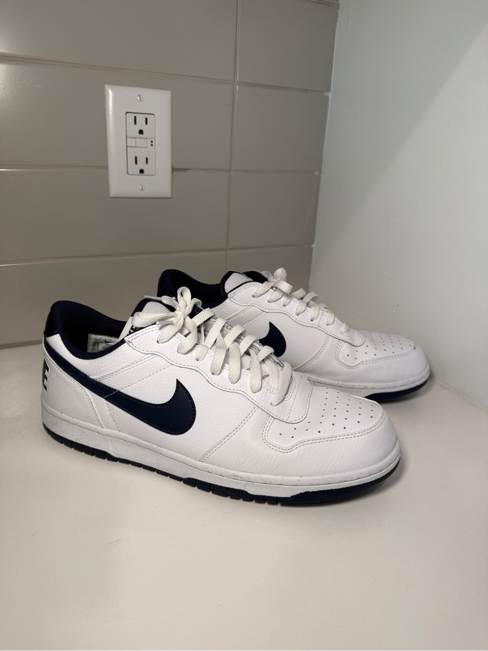 Men's Nike Big Low Sneakers Size 11 White Midnight Navy